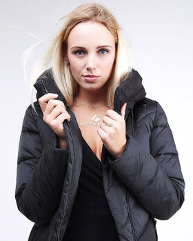 Женская зимняя классика куртка с капюшоном черного
